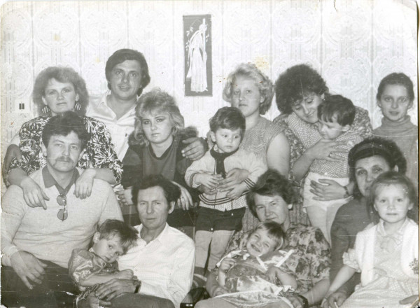 1989 год-наша семья на то время была такой,плюс 1 не в кадре-фотографирует. Малыши теперь сами родители