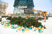 В Туле на площади Ленина разбирают главную новогоднюю ёлку, Фото: 8