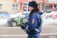 Сотрудники ГИБДД дарили тулячкам тюльпаны, Фото: 66