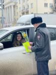 В Туле сотрудники ГИБДД дарили женщинам цветы и поздравляли с 8 марта, Фото: 8