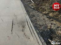Тротуар у новой дороги на ул. Хворостухина в Туле находится в ужасном состоянии, Фото: 2