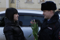 Полицейские поздравили автоледи с 8 Марта, Фото: 8
