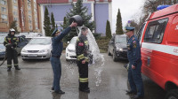 В Туле сотрудники МЧС проводили на пенсию руководителя, окатив водой из пожарных рукавов, Фото: 3