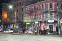 В центре Тулы после ДТП иномарка отлетела на ступени магазина , Фото: 10