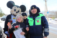 В Туле гаишники дарили женщинам-водителям цветы, Фото: 2