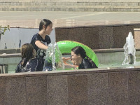 Дети купаются в фонтане, Фото: 3