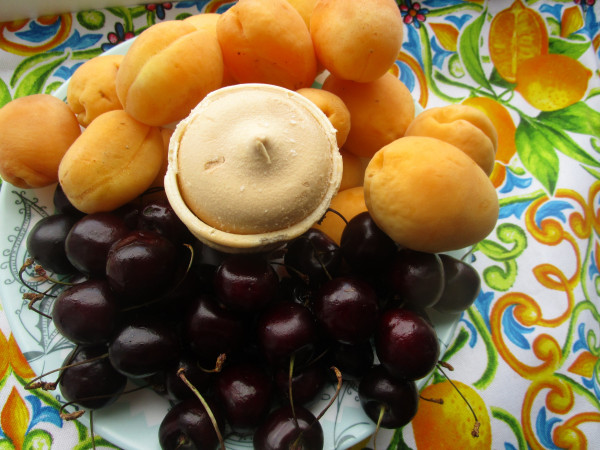 Мороженое на тарелке с черешней и абрикосами