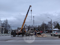 На кругу на ул. Короленко с грузовика выпал торговый павильон, Фото: 9