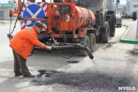 В Туле проводят аварийно-восстановительный ремонт дорог методом пневмонабрызга, Фото: 2