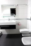 Ванная комната выполнена в монохроме – сочетании черного и белого. Грамотная организация пространства позволила разместить в ней все необходимое: большую ванну с гидромассажем, умывальник, унитаз, биде, стиральную машину, Фото: 8