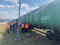 Причиной схода вагонов грузового поезда в Плеханова стали гнилые деревянные шпалы, Фото: 2