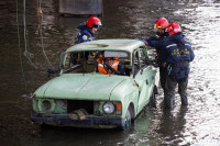 В Туле на Упе спасатели эвакуировали пострадавшего из упавшего в реку автомобиля, Фото: 35