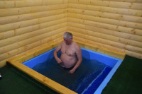 Впервые в обновленной купели в селе Крапивна прошли крещенские купания, Фото: 11