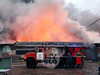В центре Тулы загорелся автосервис: пожарные пытаются справиться с огнем, Фото: 8