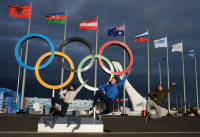 Посетители Олимпийского парка в Сочи фотографируются у Олимпийских колец., Фото: 9