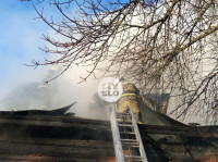 На улице Оборонной загорелся дом с петардами , Фото: 16