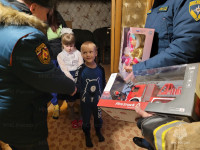 Пожарные исполнили новогодние мечты детей из дома ребенка, Фото: 4