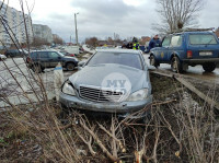  В Туле Mercedes повалил фонарный столб, Фото: 1
