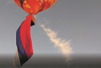 В небо над Тулой на воздушном шаре подняли флаг России, Фото: 1