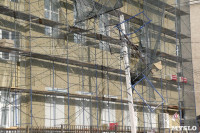 В Туле со здания ТулГУ сильный ветер снес строительные леса, Фото: 6