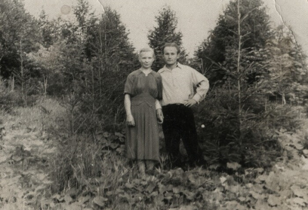 Конец 50-ых мои родители молодые,  на фоне Белоусовского парка в Туле, деревья ещё маленькие.