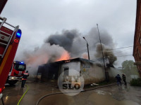 В центре Тулы загорелся автосервис: пожарные пытаются справиться с огнем, Фото: 13