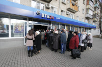 Вкладчики "Первого Экспресса" атаковали офис ВТБ24, Фото: 1