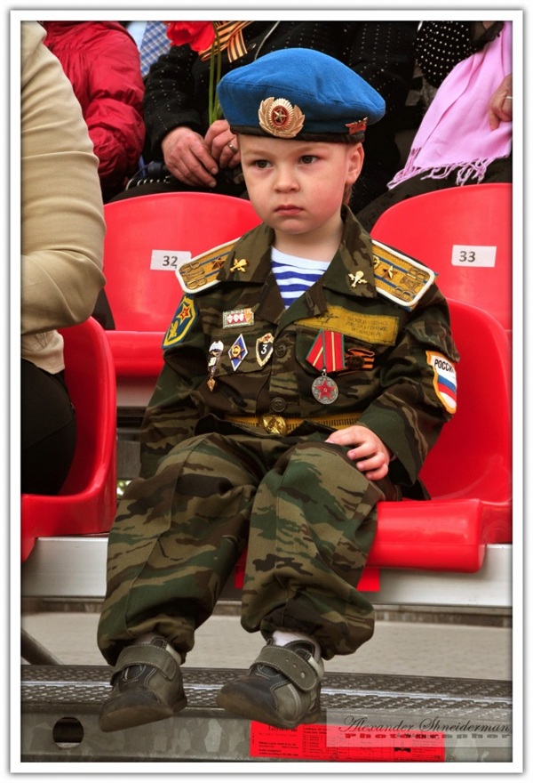 фото с тульского парада 9мая 2011 года....случайный кадр...не знакомый мальчуган..но глядя на него, хочется верить, что в будущем Россия будет под крепкой защитой
