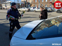 Сотрудники ГИБДД и полицейские поздравляли тулячек цветами и подарками, Фото: 13