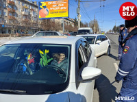 Сотрудники ГИБДД и полицейские поздравляли тулячек цветами и подарками, Фото: 30