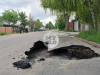 Провал дороги в Мясново: уходивший под землю внедорожник спасли эвакуаторщики, Фото: 6