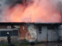 В центре Тулы загорелся автосервис: пожарные пытаются справиться с огнем, Фото: 16