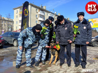 Сотрудники ГИБДД и полицейские поздравляли тулячек цветами и подарками, Фото: 17