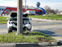На ул Рязанской столкнулись два Renault: один влетел в столб, второй ушел в кусты, Фото: 1
