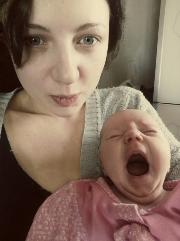 Делала селфи с дочерью и она неожиданно зевнула :-)   ей тут около 20 дней с рождения 