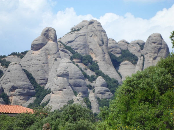 Причудливые каменные образования горы Монсеррат (Испания).