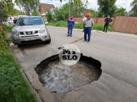 Провал дороги в Мясново: уходивший под землю внедорожник спасли эвакуаторщики, Фото: 2