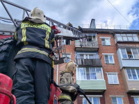 Во время пожара на улице Мезенцева из окна 5-го этажа выпрыгнул мужчина , Фото: 4