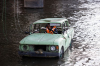 В Туле на Упе спасатели эвакуировали пострадавшего из упавшего в реку автомобиля, Фото: 29