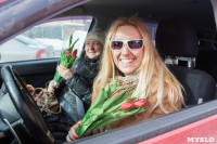 Сотрудники ГИБДД дарили тулячкам тюльпаны, Фото: 52