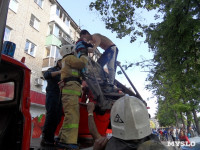 В Туле пожарные эвакуировали жителей подъезда пятиэтажки, Фото: 2