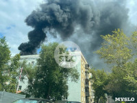 В центре Красноармейского проспекта в Туле загорелась крыша многоэтажки, Фото: 3