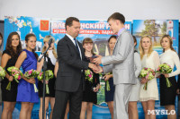 Дмитрий Медведев вручает медали выпускникам школ города Алексина, Фото: 24