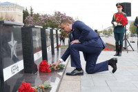Алексей Дюмин возложил цветы к Вечному огню на площади Победы, Фото: 1