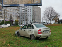 На улице Вильямса в Туле «Лада» влетела в рекламный щит , Фото: 4