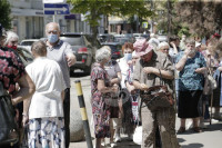 В Туле пенсионеры толпятся в огромной очереди на продление проездных, Фото: 17