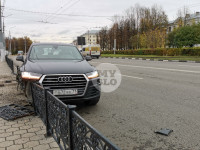 Туляк отвлекся во время движения и насадил Audi Q7 на забор, Фото: 11