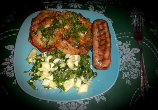 Жаренные кабачки, овощной салат, куриная котлета-гриль