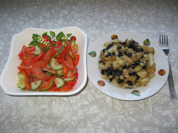 Жареная картошка со свинухами и овощной салат