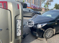 В Туле на ул. Оборонной Renault Logan после ДТП опрокинулся набок, Фото: 1